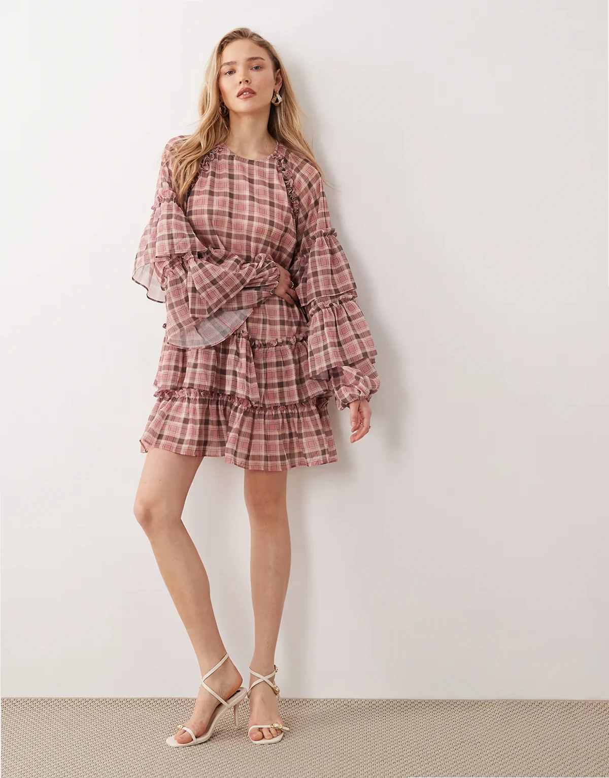 – Kariertes Mini-Hängerkleid aus Chiffon mit Print in Rosa und Malve und Rüschen