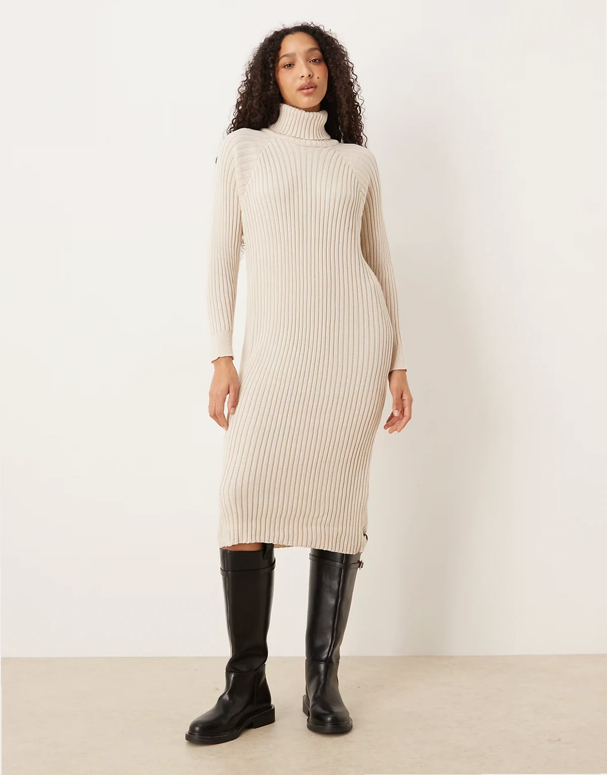 – Premium – Midikleid aus Rippstrick in Creme mit Rollkragen