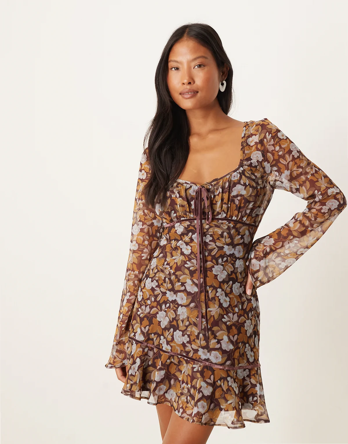 ASOS DESIGN Petite – Langärmliges Minikleid in Braun mit Blumenmuster und geraffter Brustpartie
