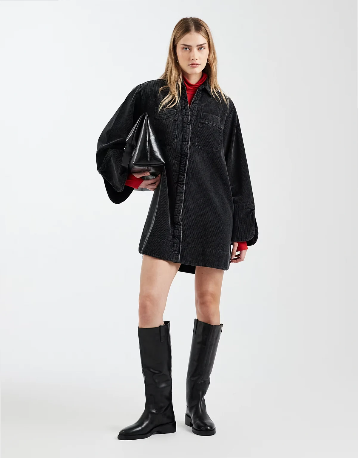 – Mini-Hemdkleid aus Cord in verwaschenem Schwarz mit breiten Bündchen und Oversize-Taschen