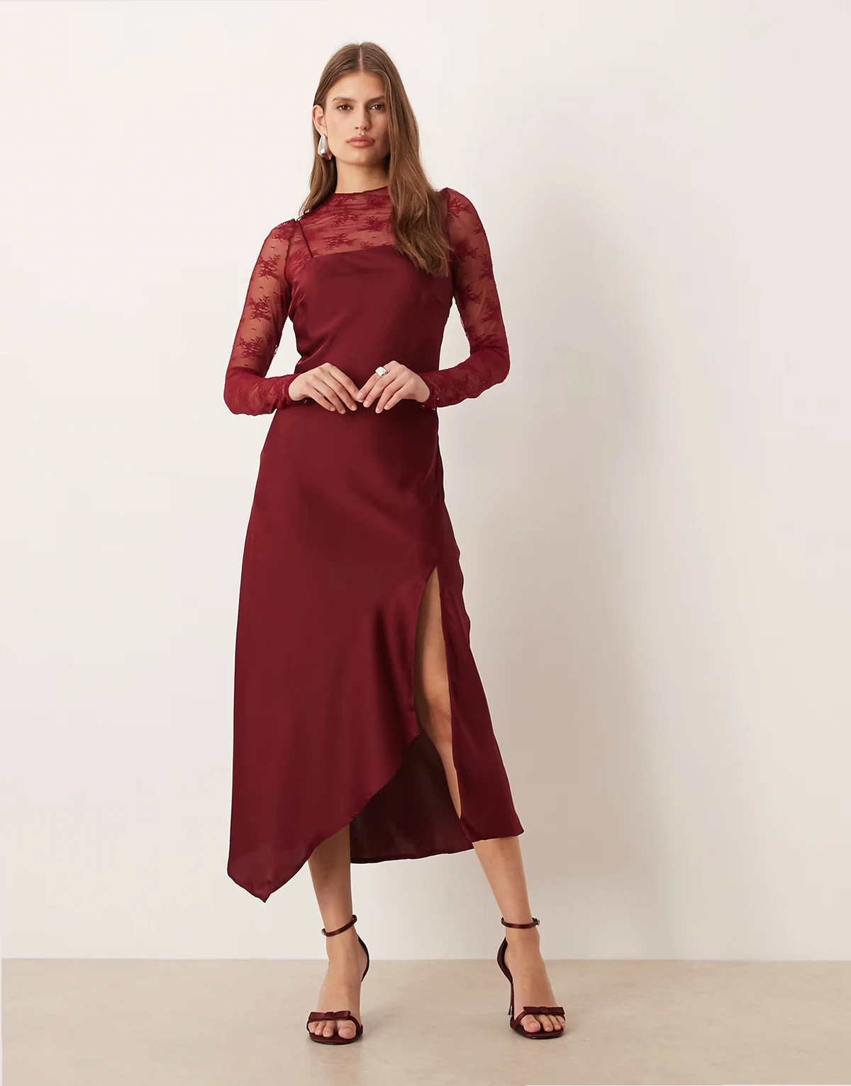 – Hochgeschlossenes Spitzenoberteil und Satin-Trägerkleid im Hybrid-Design in Cabernet-Rot