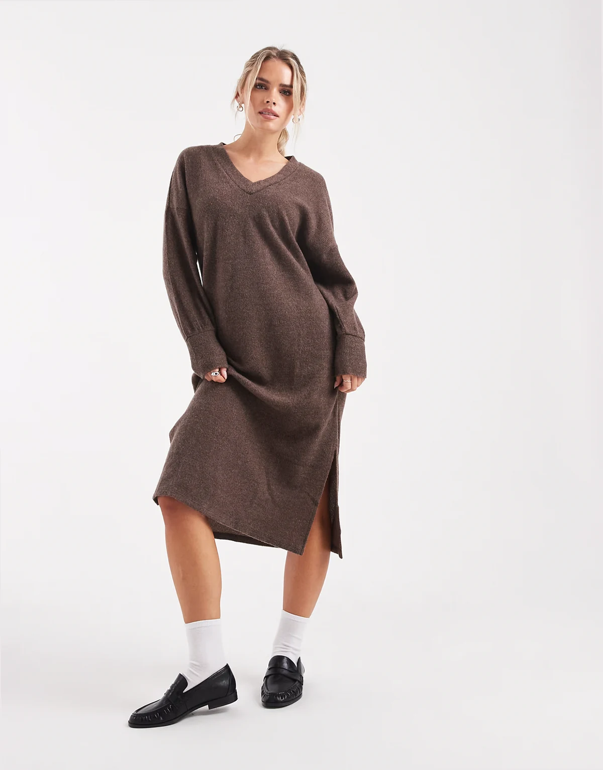 – Weiches, geripptes Midikleid aus Strick in meliertem Schokobraun mit V-Ausschnitt