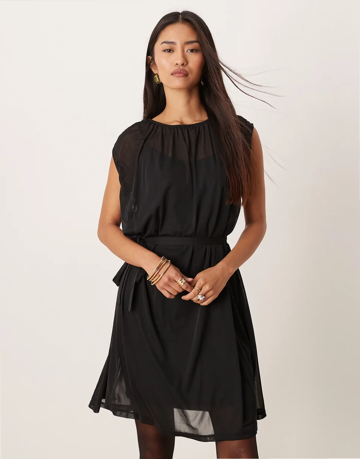– Minikleid aus Chiffon in Schwarz mit Bindegürtel