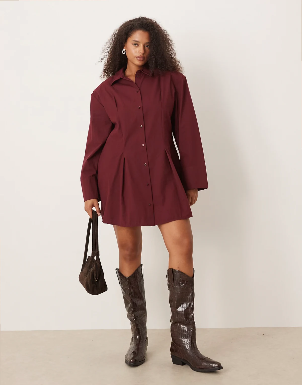 ASOS DESIGN Curve – Bordowa taliowana sukienka koszulowa mini z poduszkami w ramionach