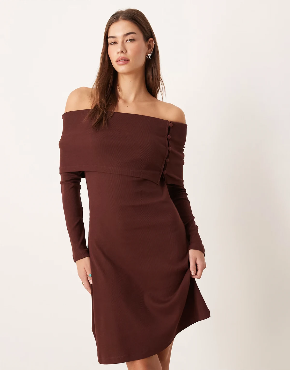 – Geripptes Minikleid in Schokobraun mit Carmen-Ausschnitt und Knopfdetails