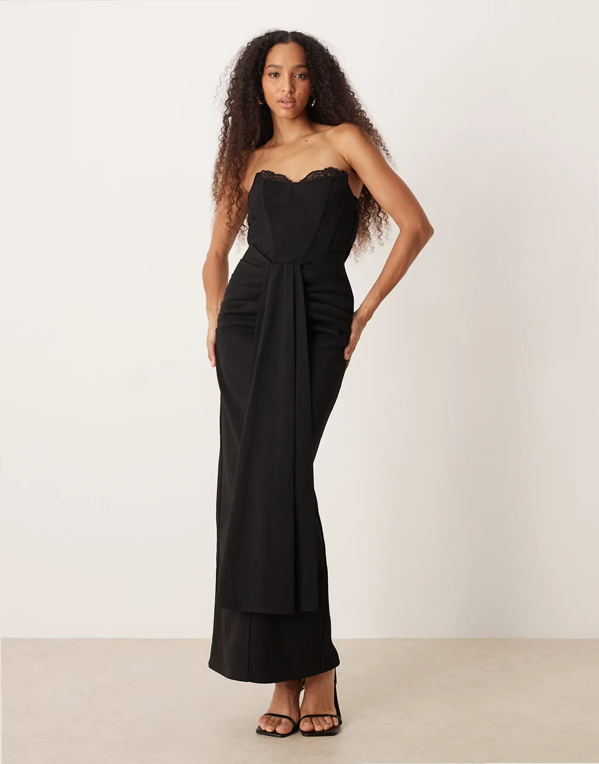 – Czarna sukienka midaxi bez ramiączek z koronkowymi miseczkami i gorsetową kopertową talią