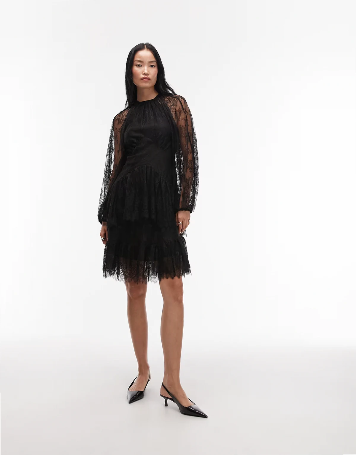 – Langärmliges Minikleid aus Spitze in Schwarz