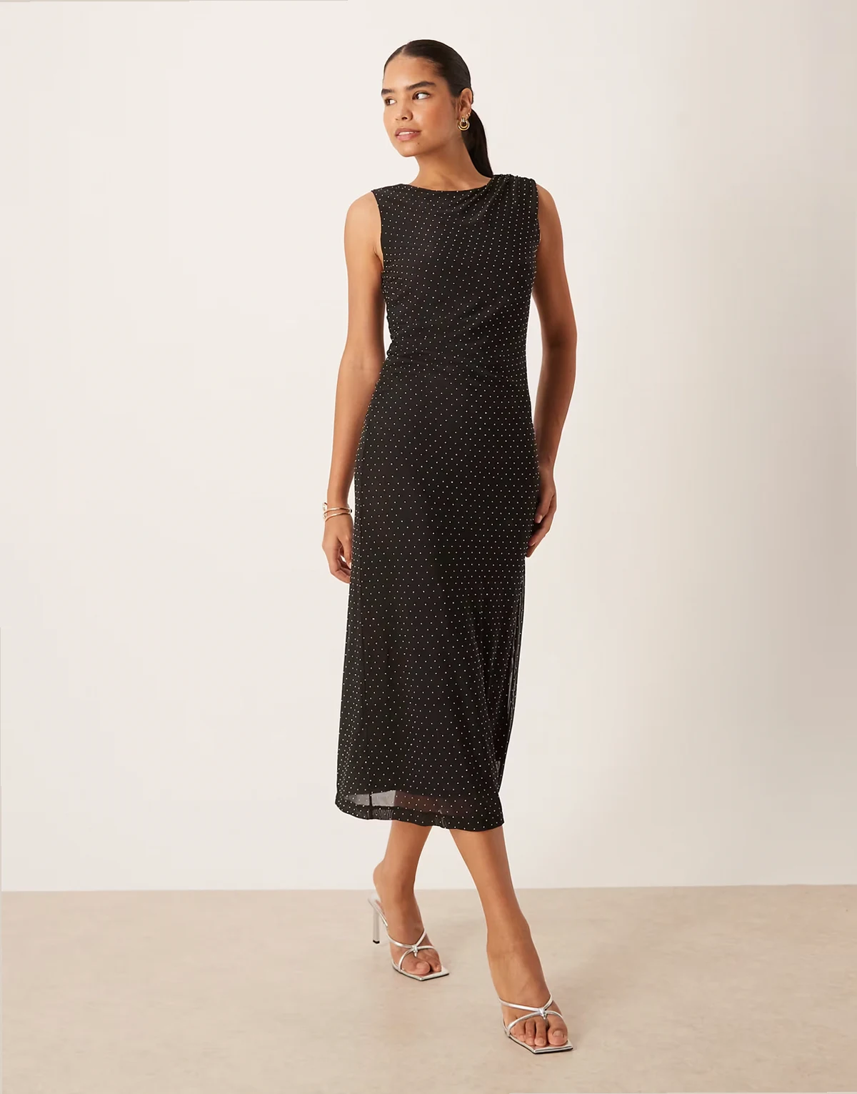 – Kurzes Kleid in Schwarz mit Schmucksteinen