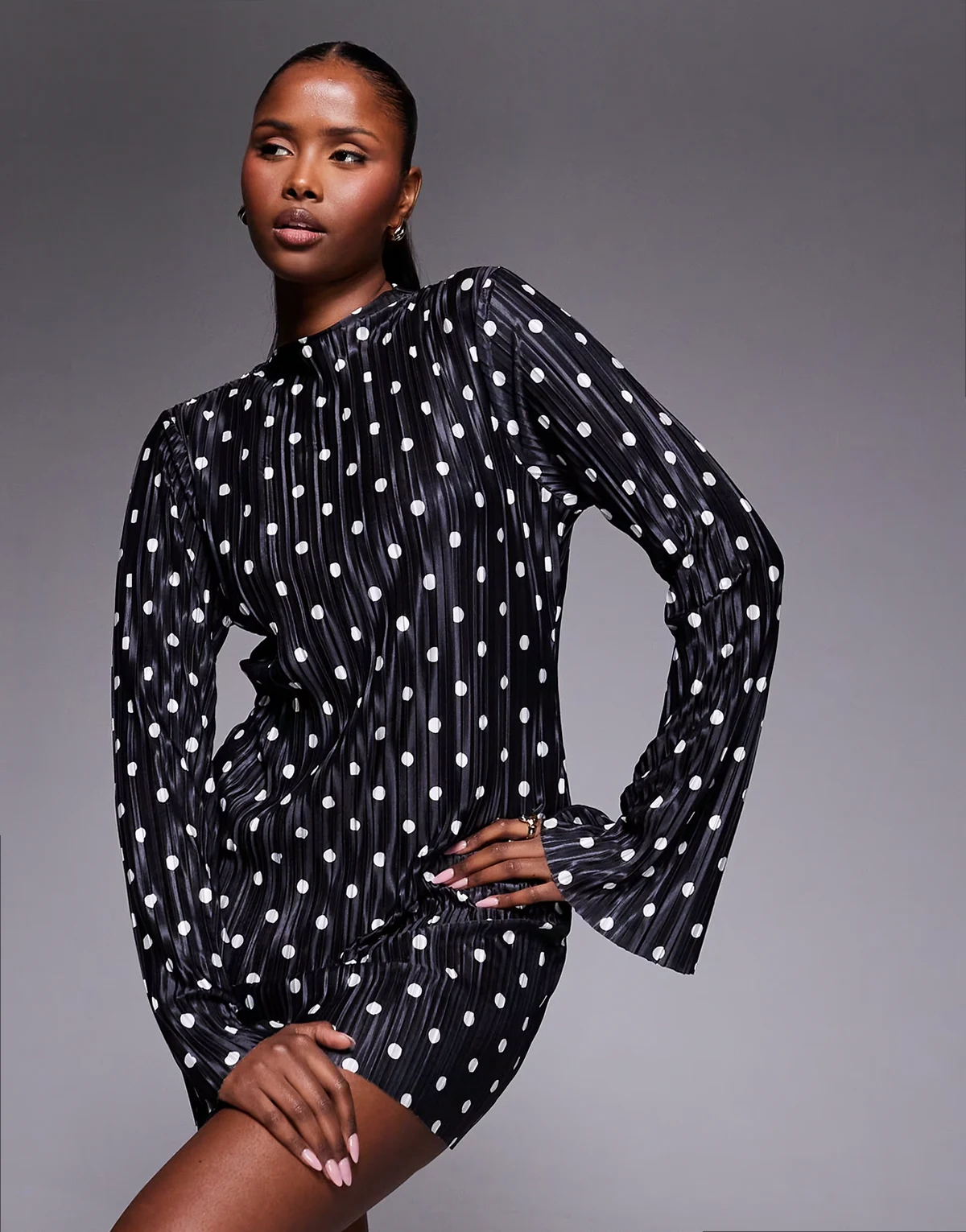 – Langärmliges Plissee-Minikleid in Schwarz-Weiß mit Polka Dots