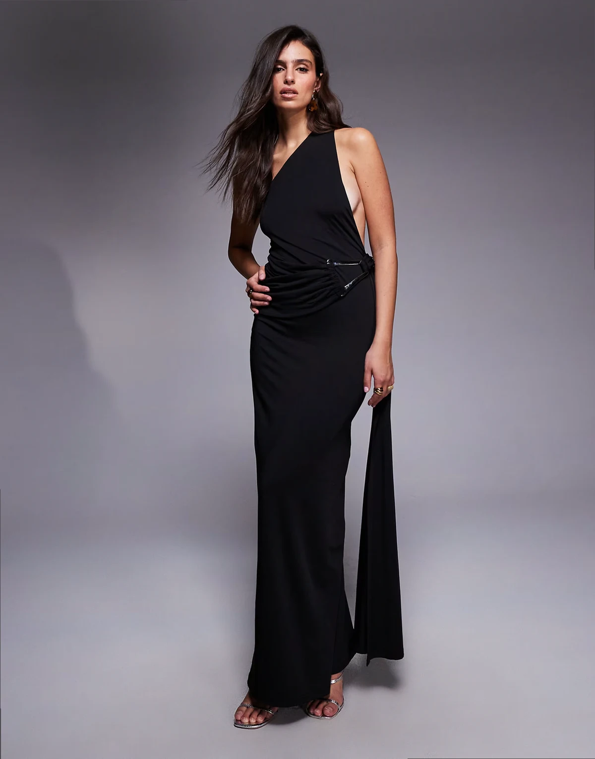 – Doppellagiges Maxikleid mit figurbetontem, anschmiegsamem Schnitt in Schwarz mit Rückenausschnitt, Metalldetail und geraffter Drapierung