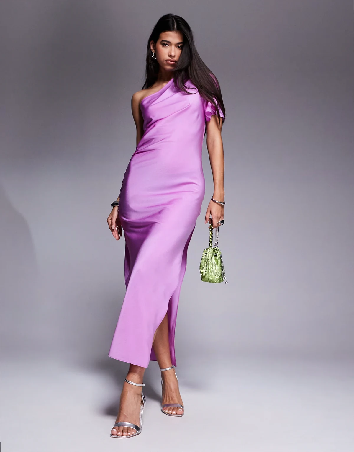 – Satin-Midikleid in Rosa-Flieder mit One-Shoulder-Flatterärmel