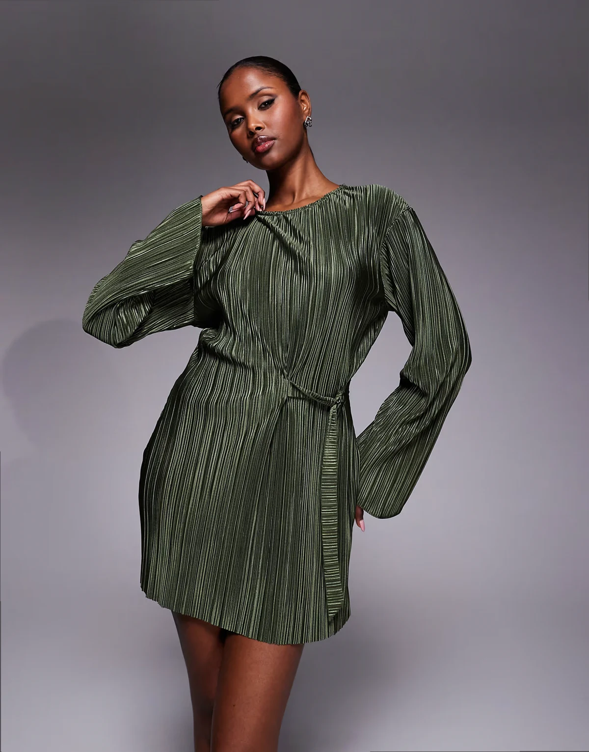 – Plissiertes Minikleid in Khaki mit Bindedetail