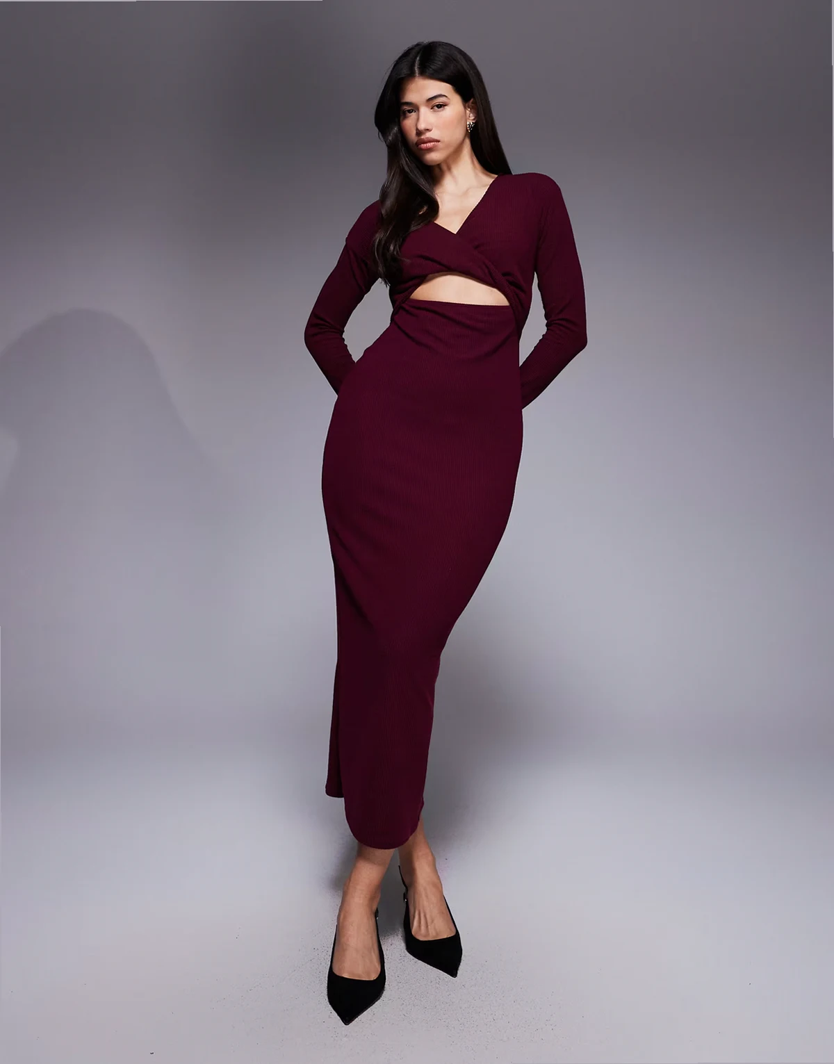 – Geripptes Midikleid in Weinrot mit Knotendetail