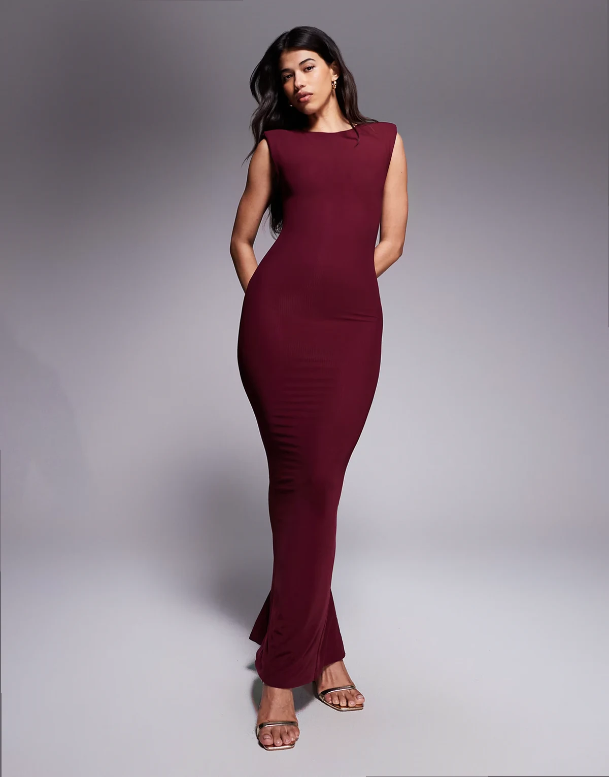 – Naomi – Ärmelloses, formendes Bodycon-Maxikleid in Weinrot mit Schulterpolstern