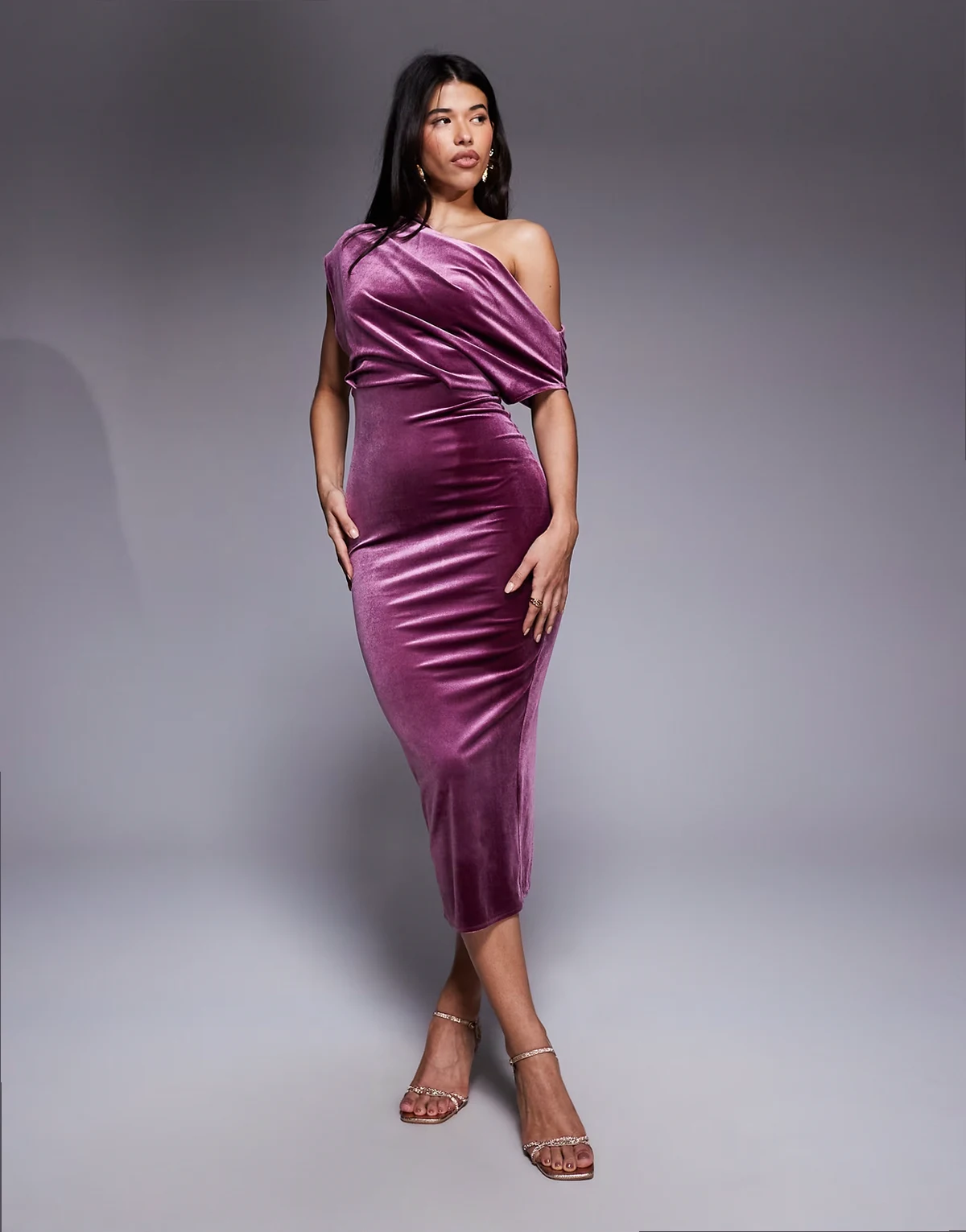 – Midikleid aus Samt in gedecktem Rosa mit markantem Dekolleté