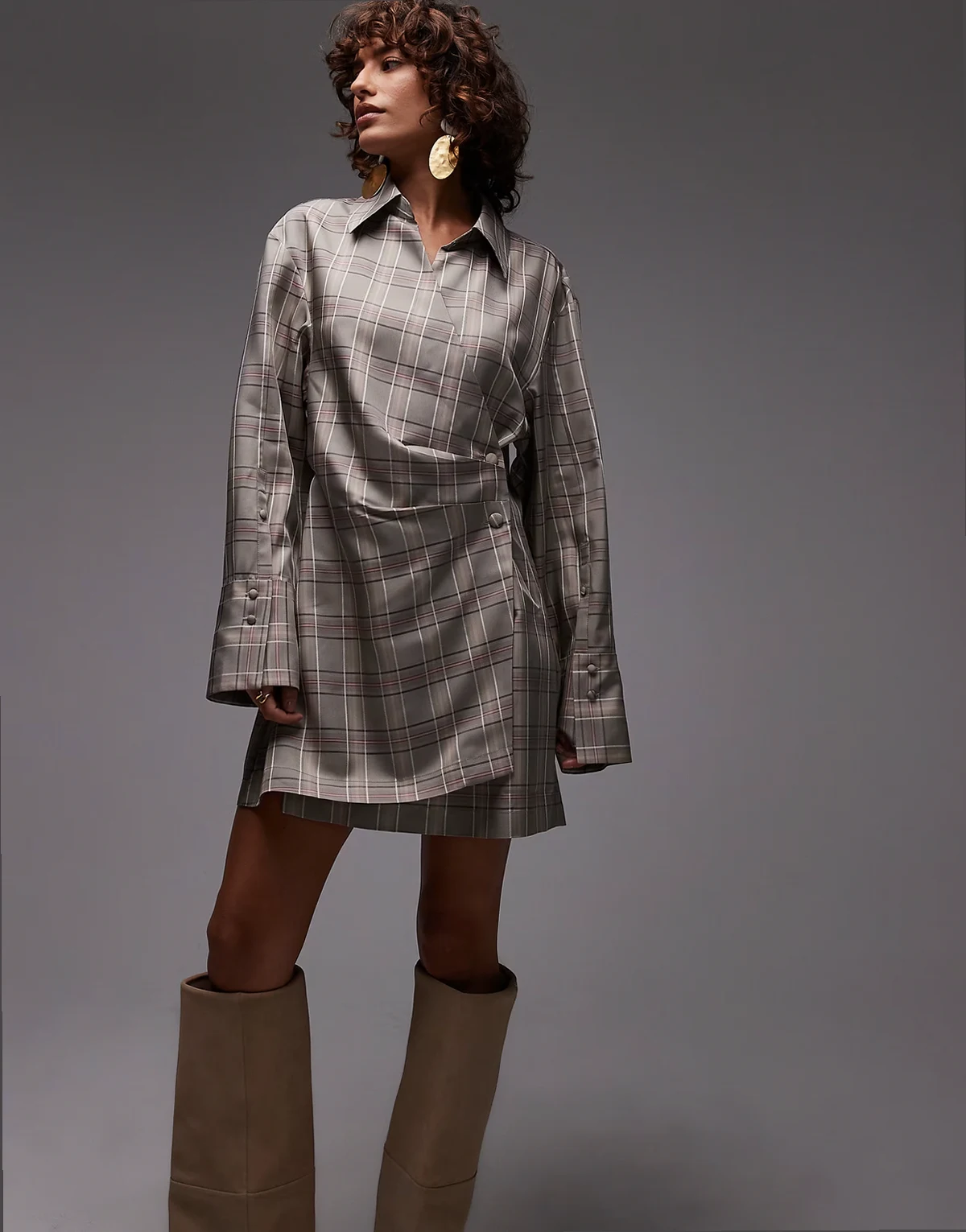 – Mini-Hemdkleid mit grauen Streifen und gerüschter Wickelfront