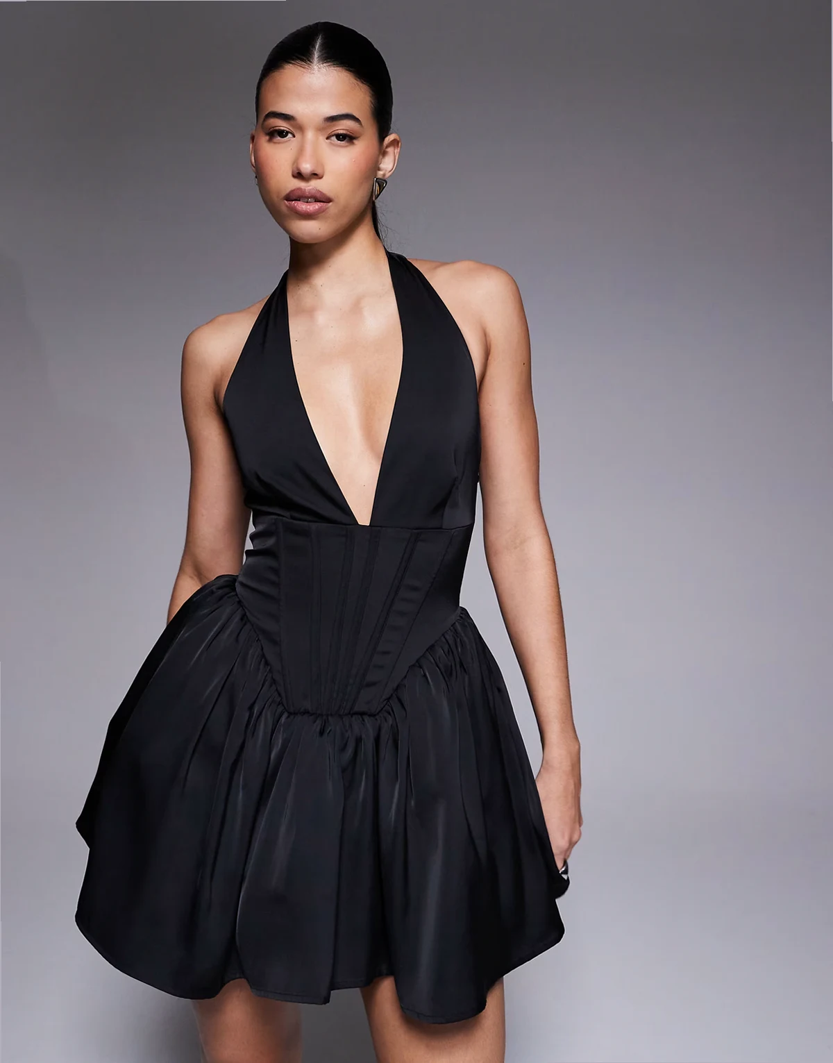 – Tief ausgeschnittenes Skater-Minikleid aus Satin in Schwarz mit Neckholder und Korsettdetail
