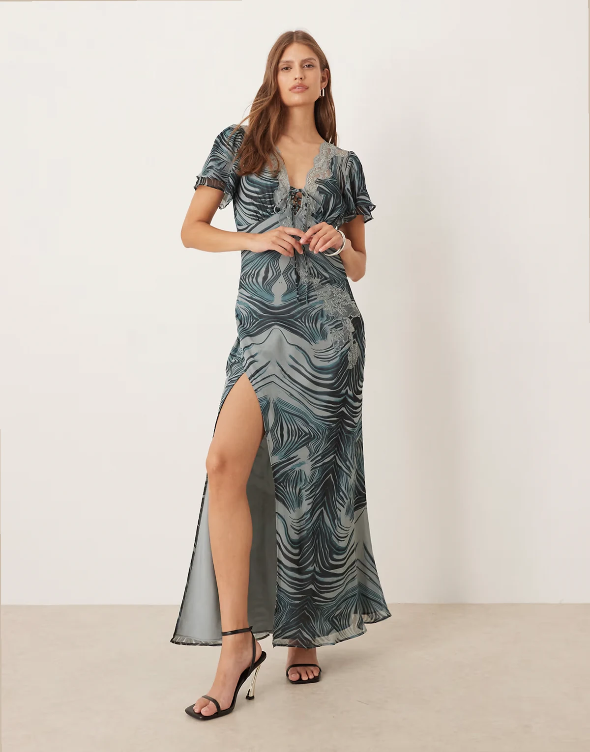 – Maxi-Freizeitkleid in Grau mit Zebramuster, gebundener Vorderseite und Spitzenbesatz
