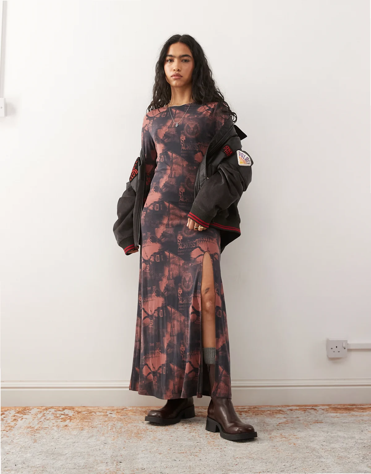 x Stranger Things – Geschmeidiges Maxikleid in Rot und Schwarz mit Eleven-Print und Schlitz