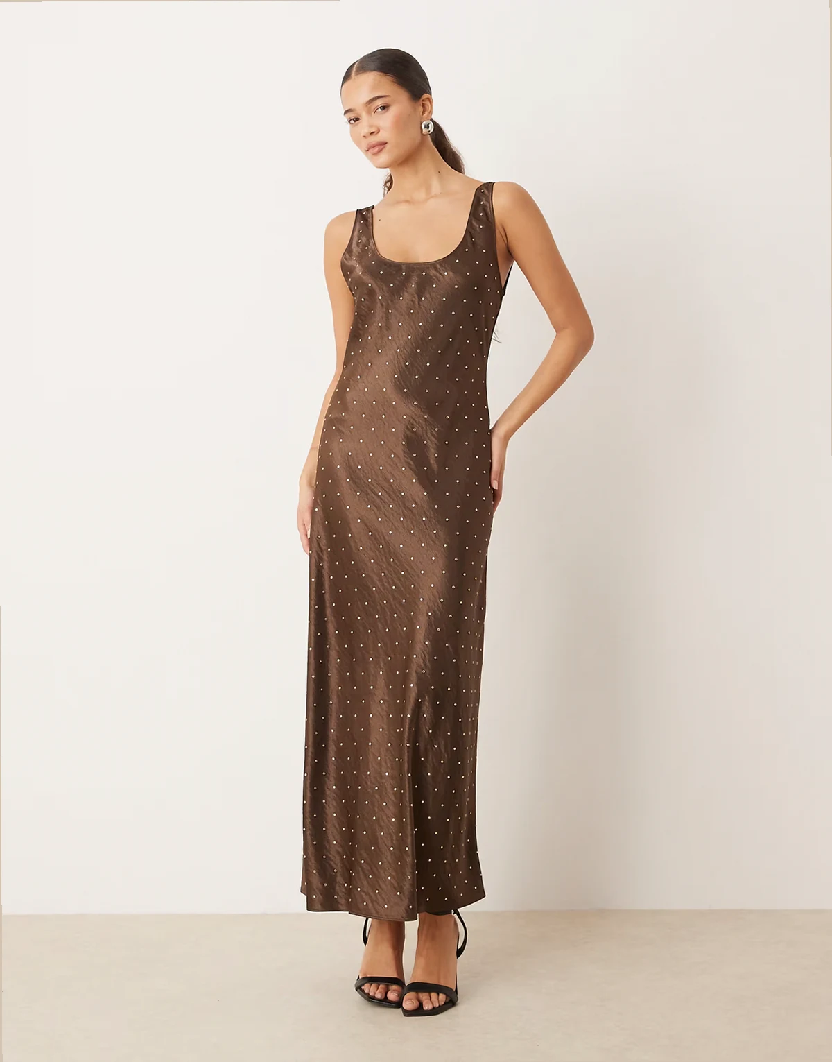 – Maxikleid in Schokobraun mit Racer-Design und Verzierung