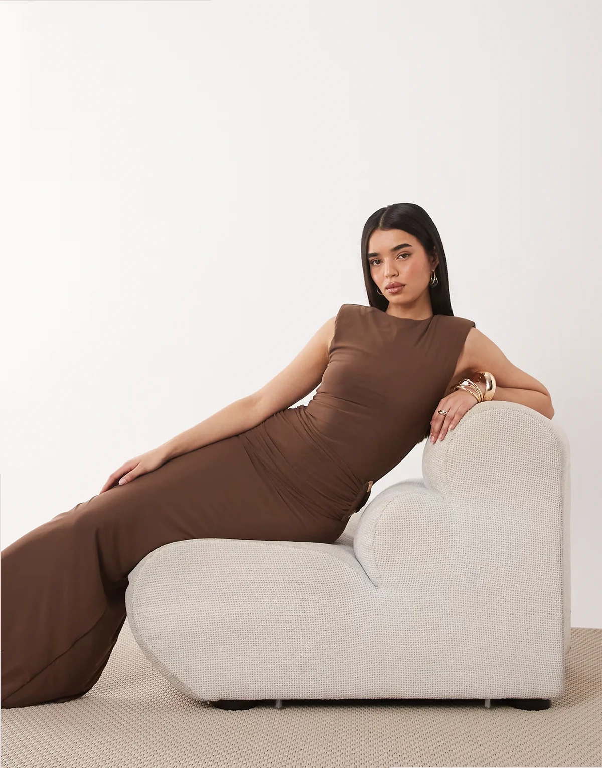 – Bronte – Figurformendes, ärmelloses Maxikleid in Schokobraun mit goldfarbenem Metalldetail