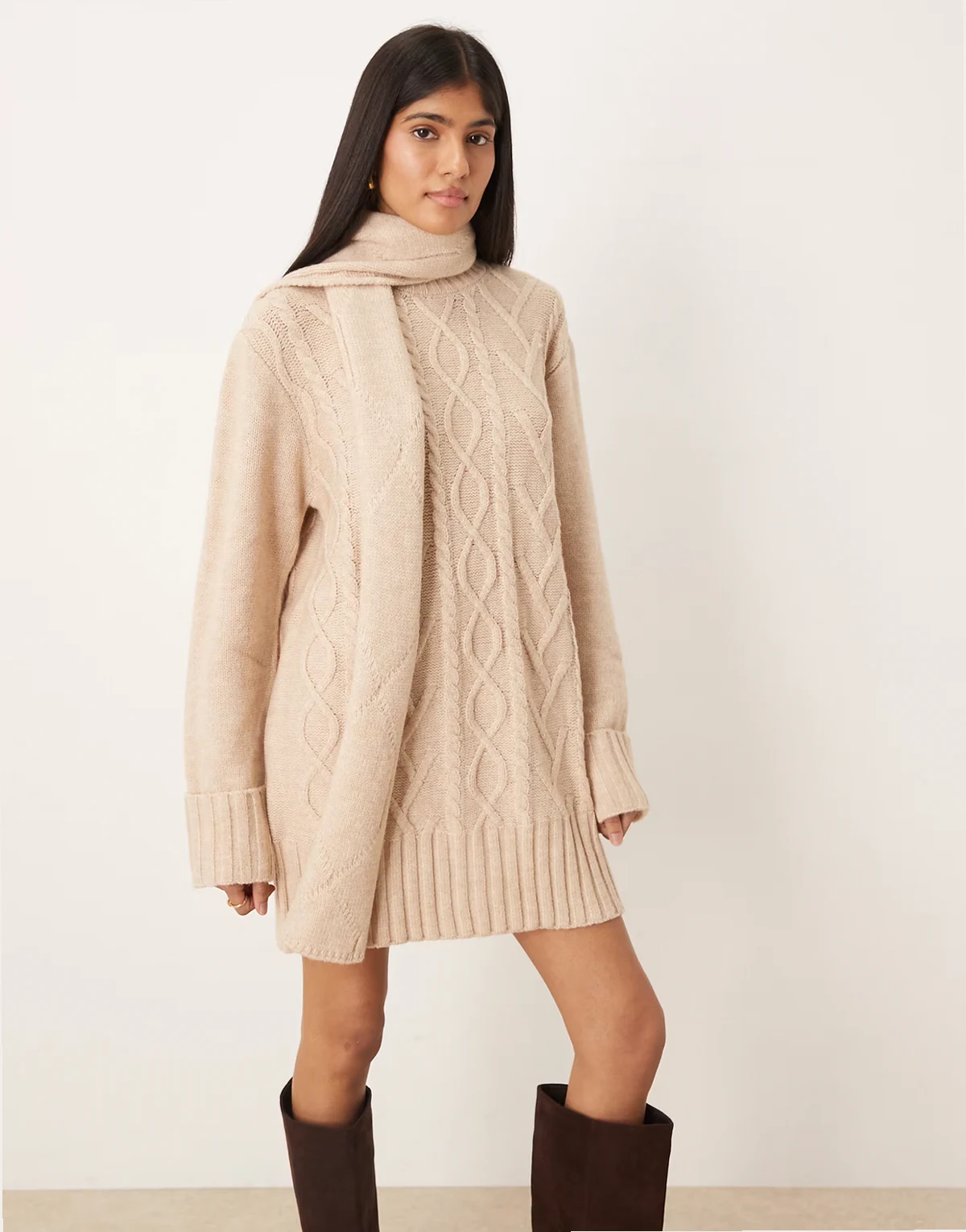 – Dzianinowa sukienka mini o warkoczowym splocie z szalikiem w kolorze neutralnym