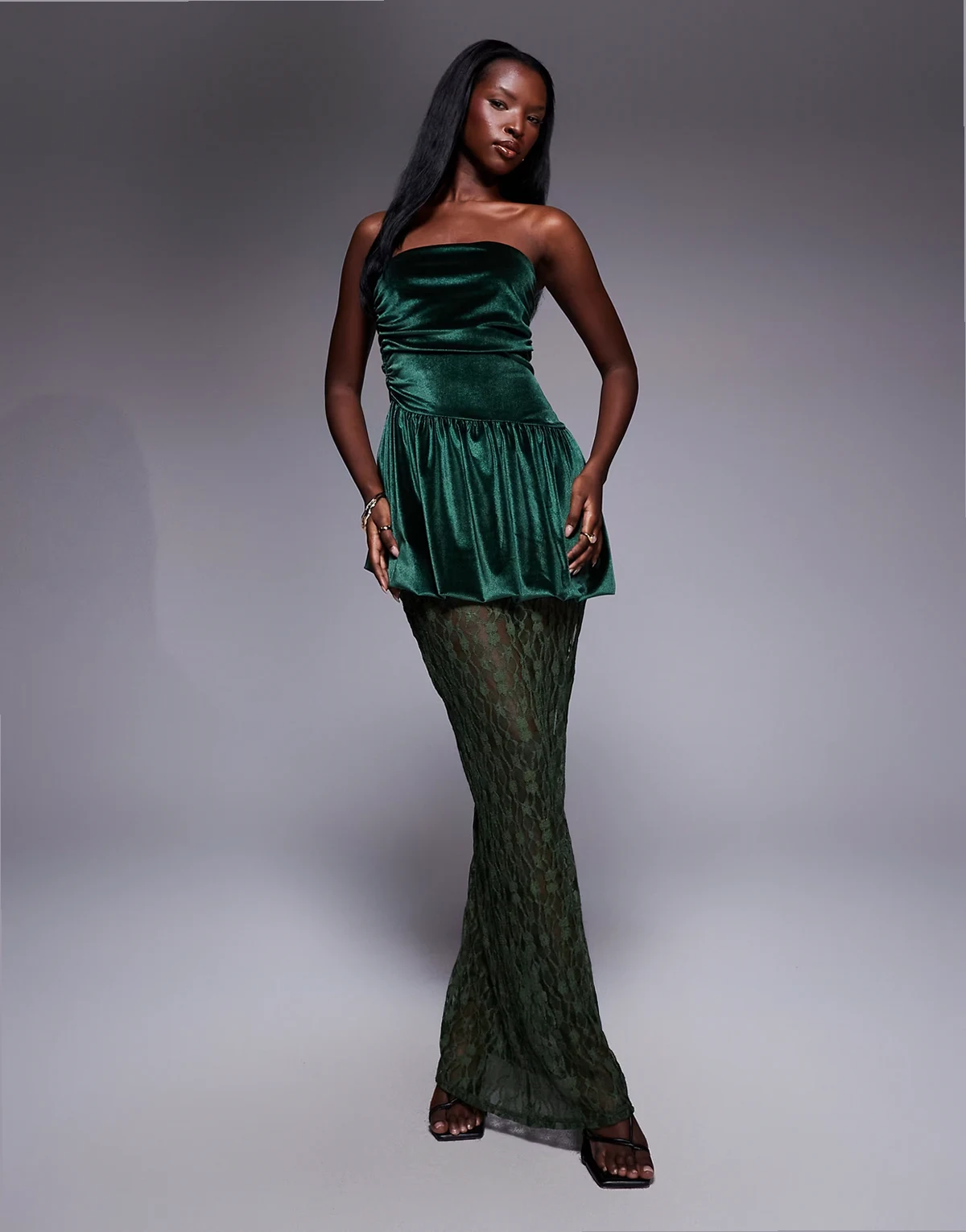 – Bandeau-Midikleid in Grün aus Samt mit Schößchen und Spitzenrock