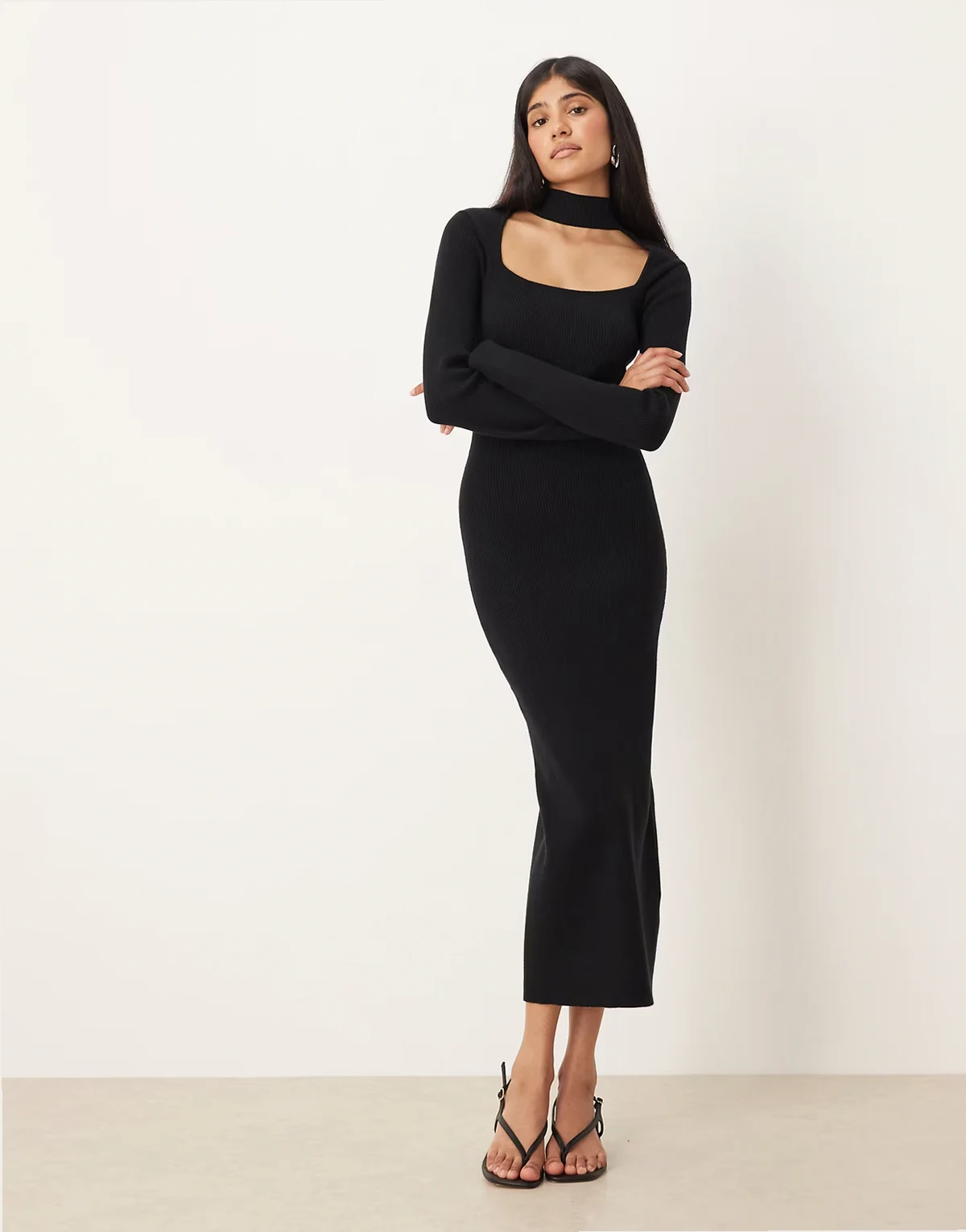– Midaxi-Kleid aus Strick in Schwarz mit eckigem Ausschnitt und Choker-Detail