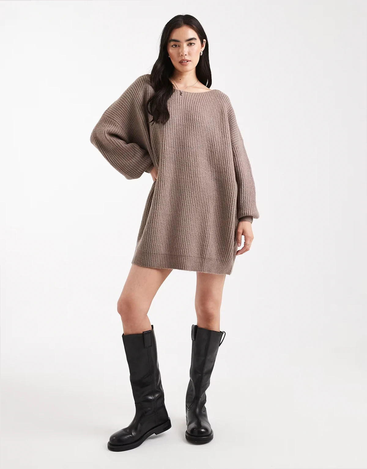 – Gestricktes Oversize-Minikleid in Mokka mit U-Boot-Ausschnitt