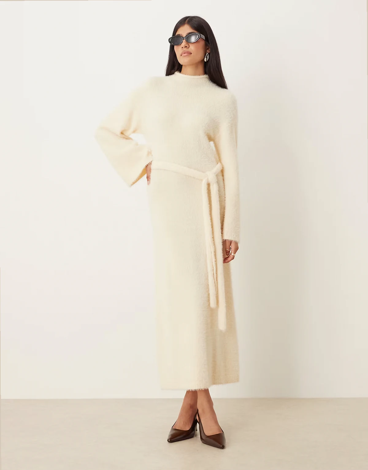 – Kremowa puszysta sukienka dzianinowa midaxi z wiązaniem w talii