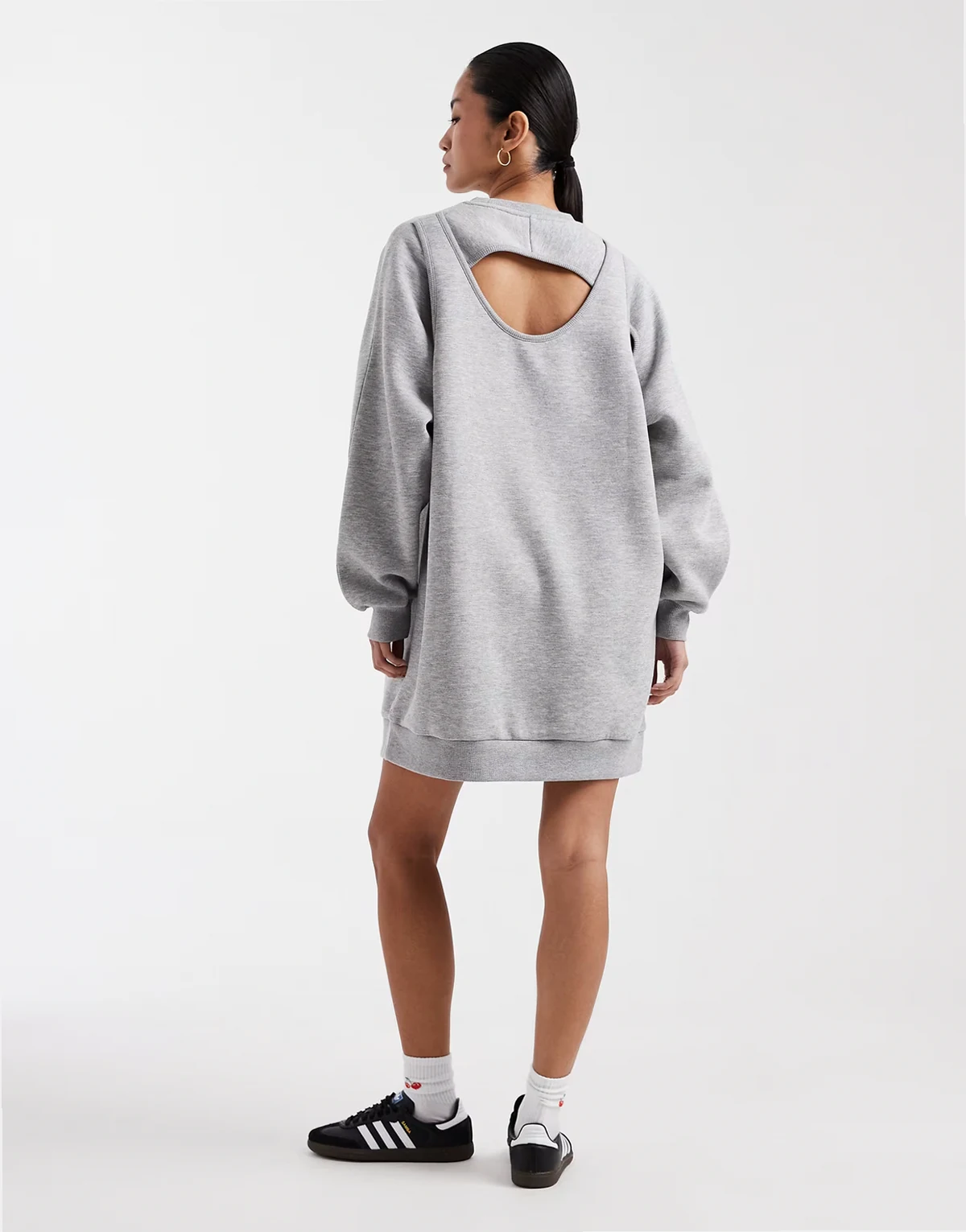 – Langärmliges Mini-Sweatshirtkleid in Grau mit Schlüssellochausschnitt