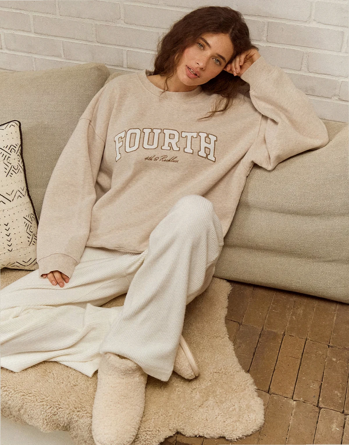– Bouclé-Sweatshirt in Hellbeige mit hohem Baumwollanteil und „Fourth“-Grafikprint