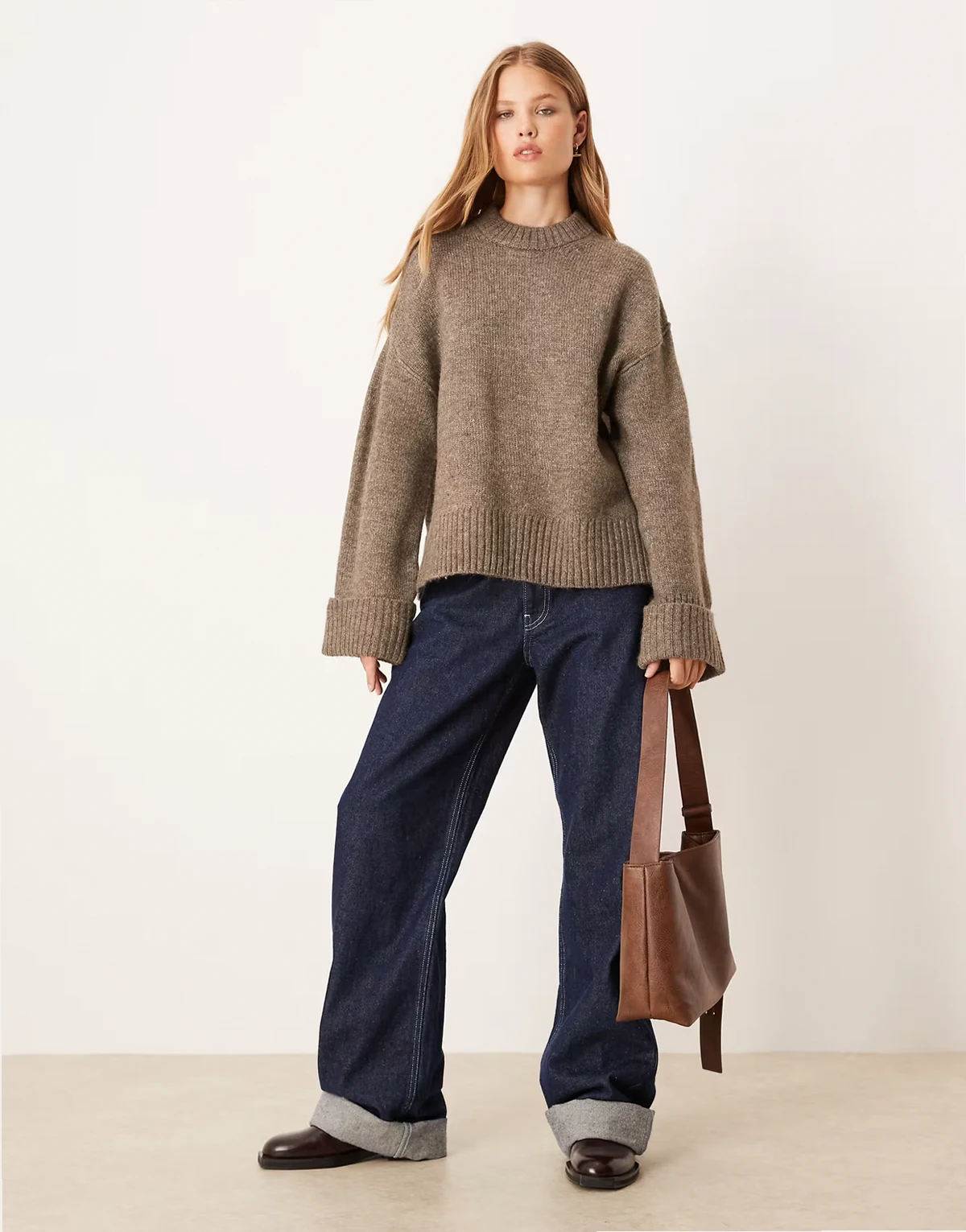 – Relaxed Fit Strickpullover in meliertem Braun mit Rundhalsausschnitt und umgeschlagenen Ärmeln