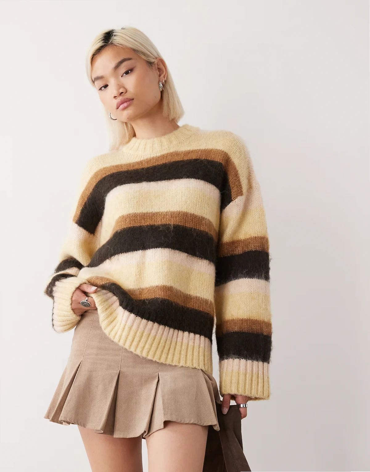 – – Puszysty żółty sweter oversize w paski