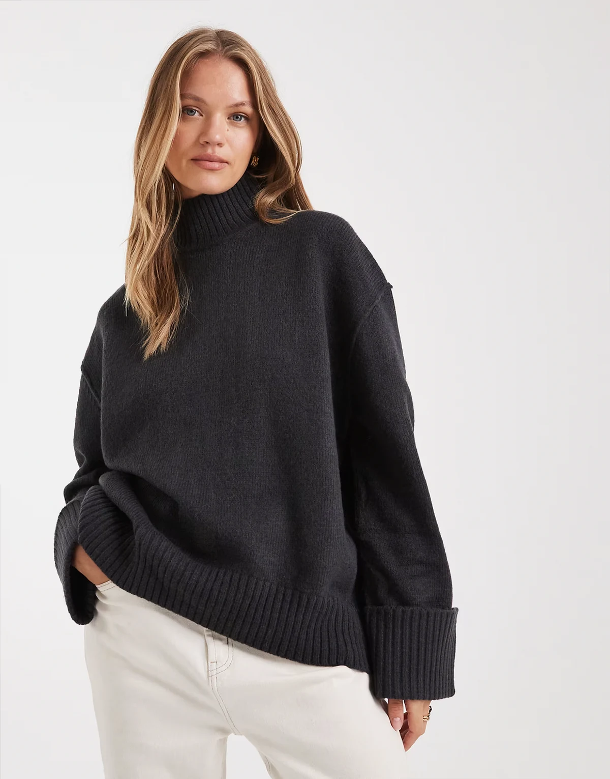 – Szaroniebieski sweter oversize z golfem i zaokrąglonym dołem