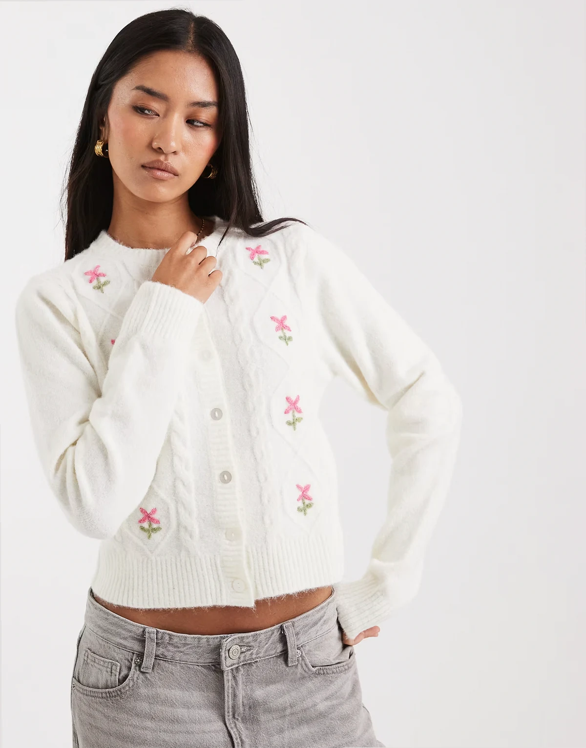 – Strickjacke in Cremeweiß mit Zopfmuster