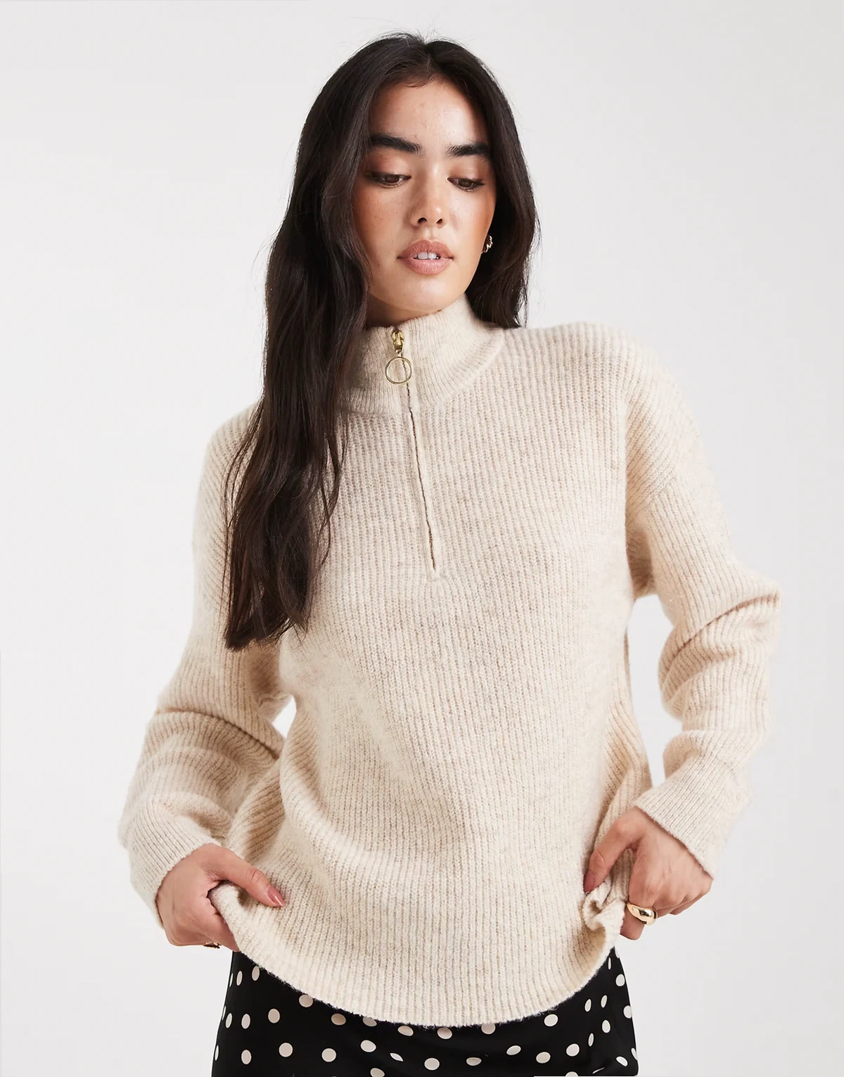 – Hochgeschlossener Pullover in Steinbeige mit kurzem Reißverschluss