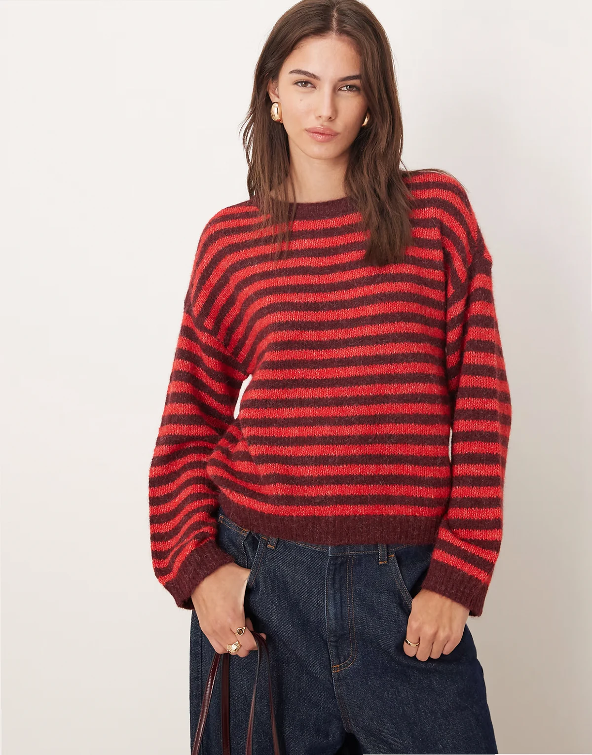 – Bordowy fakturowany sweter w paski