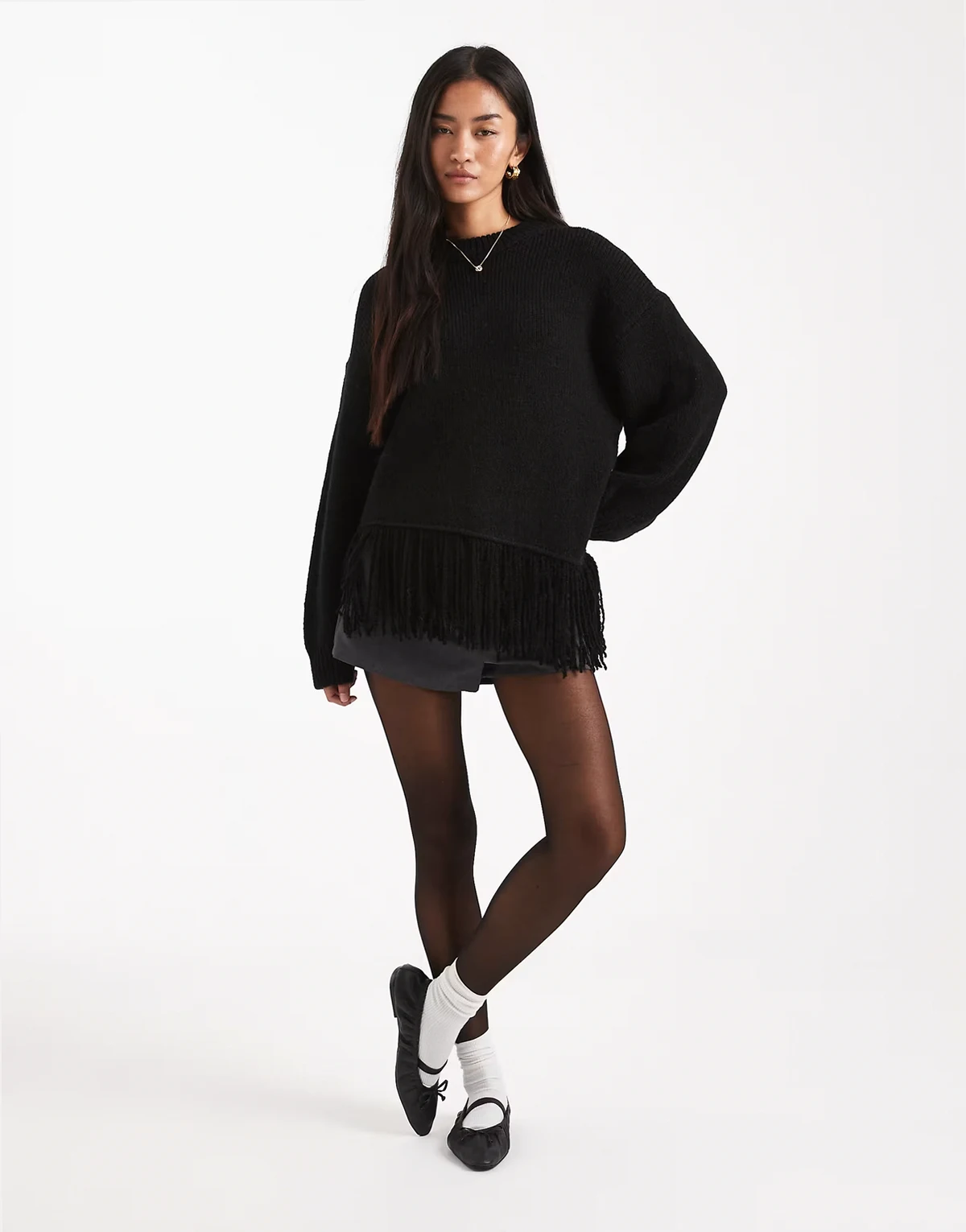 – Czarny sweter oversize z frędzlami