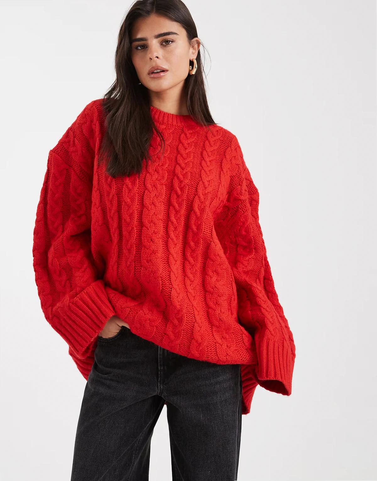 – Czerwony sweter oversize z okrągłym dekoltem z dzianiny o warkoczowym splocie