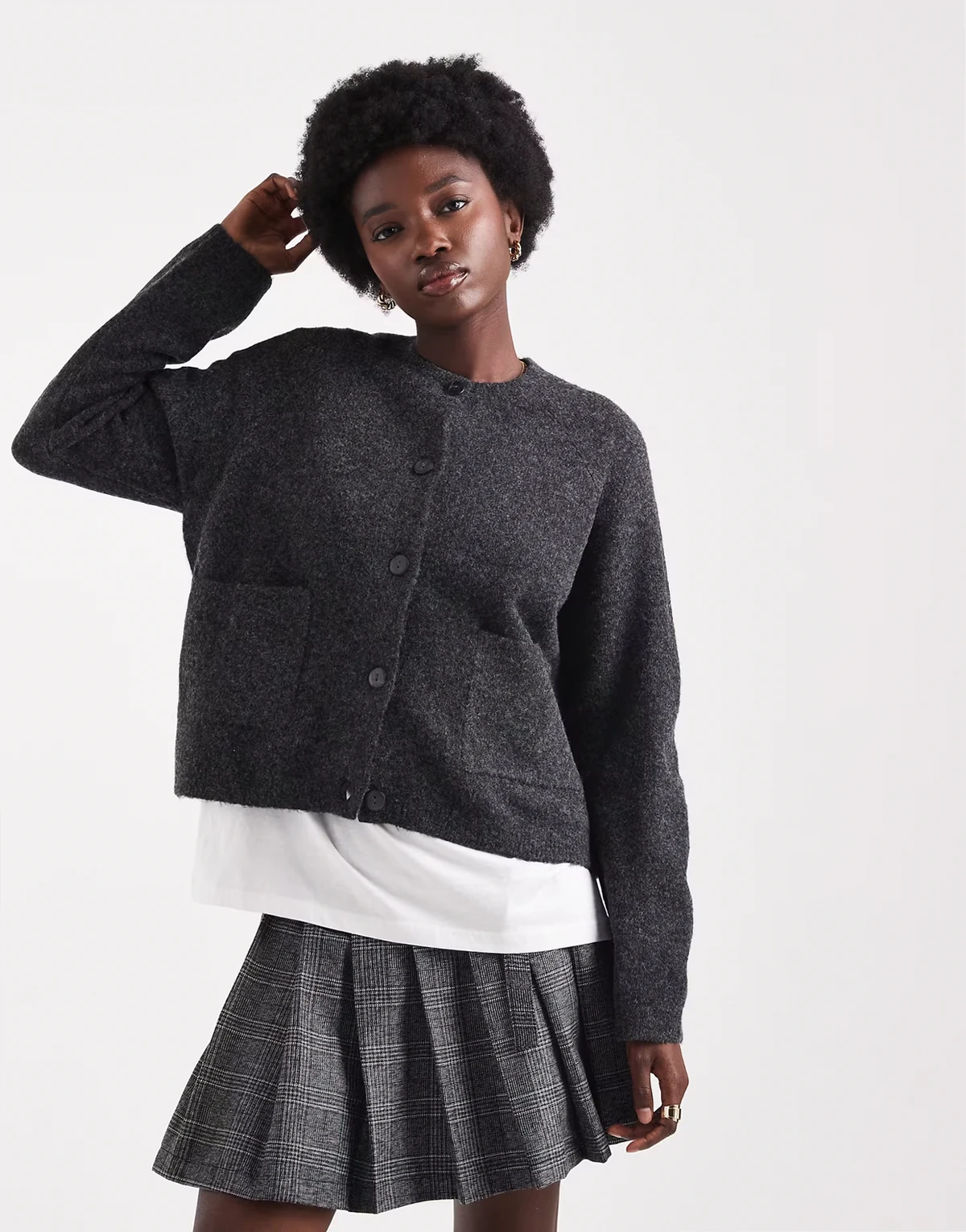 – Strickjacke in Dunkelgrau mit Vordertaschen und Rundhalsausschnitt