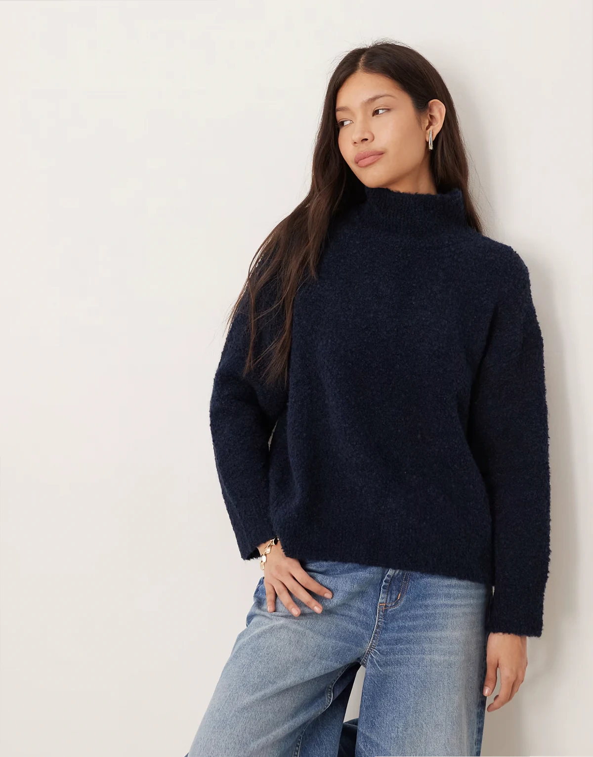 – Granatowy sweter z dzianiny boucle o luźnym kroju z golfem