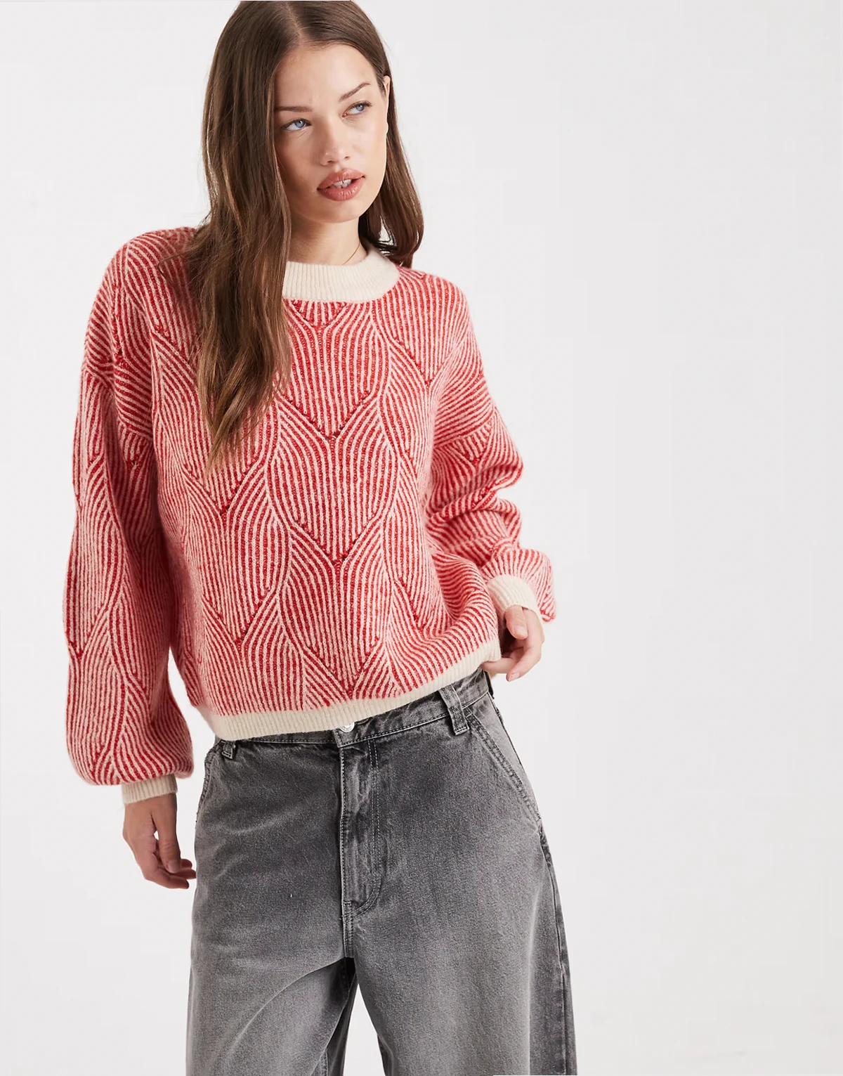 – Strickpullover in kontrastierendem Rot und Creme mit Struktur