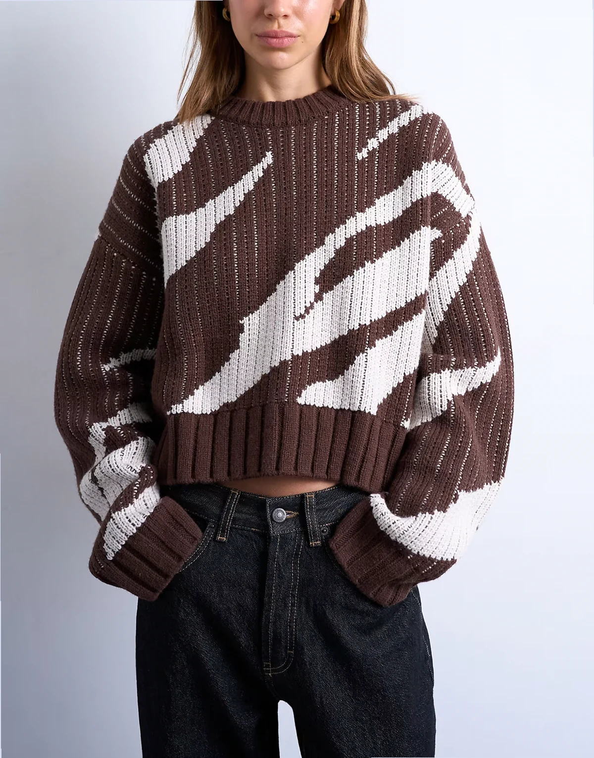 – Czekoladowy dzianinowy sweter z abstrakcyjnym wzorem