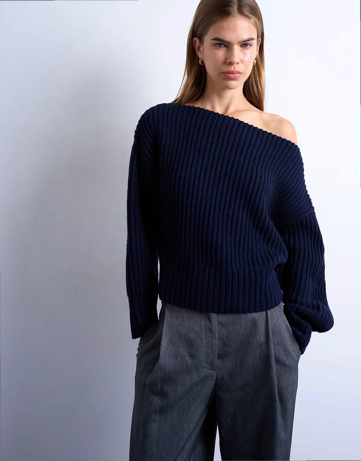 – Granatowy sweter z prostym dekoltem