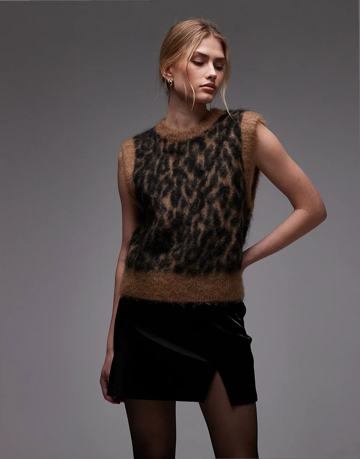 – Angerautes, flauschiges Strick-Trägertop aus Mohair-Merino-Wollmix in Braun mit Leopardenmuster