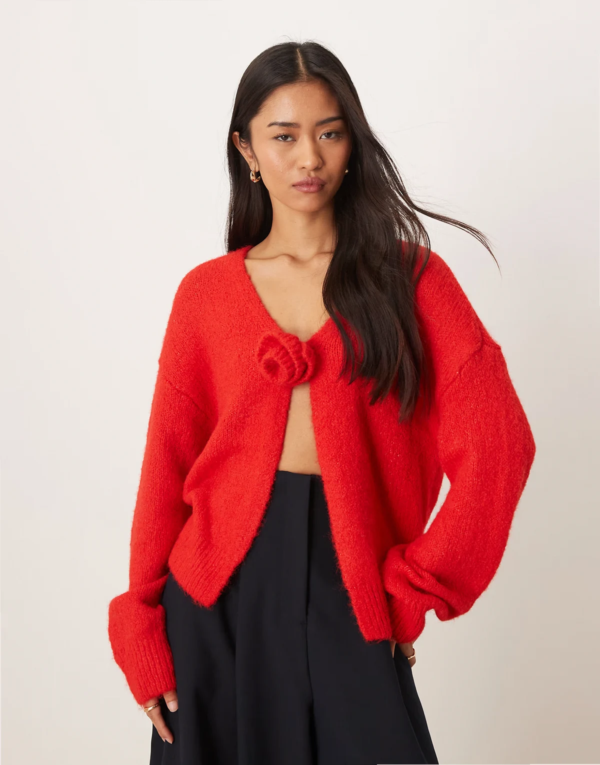 – Strickjacke in Weihnachtssternrot mit Oversize-Blumendetail