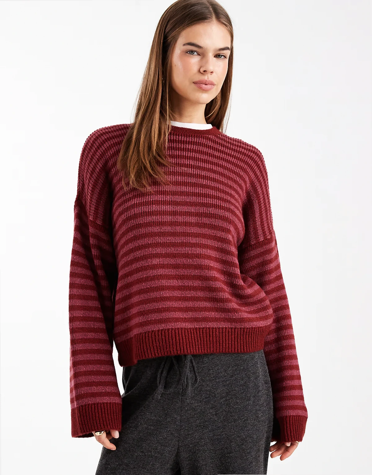 – Bordowy sweter oversize w paski