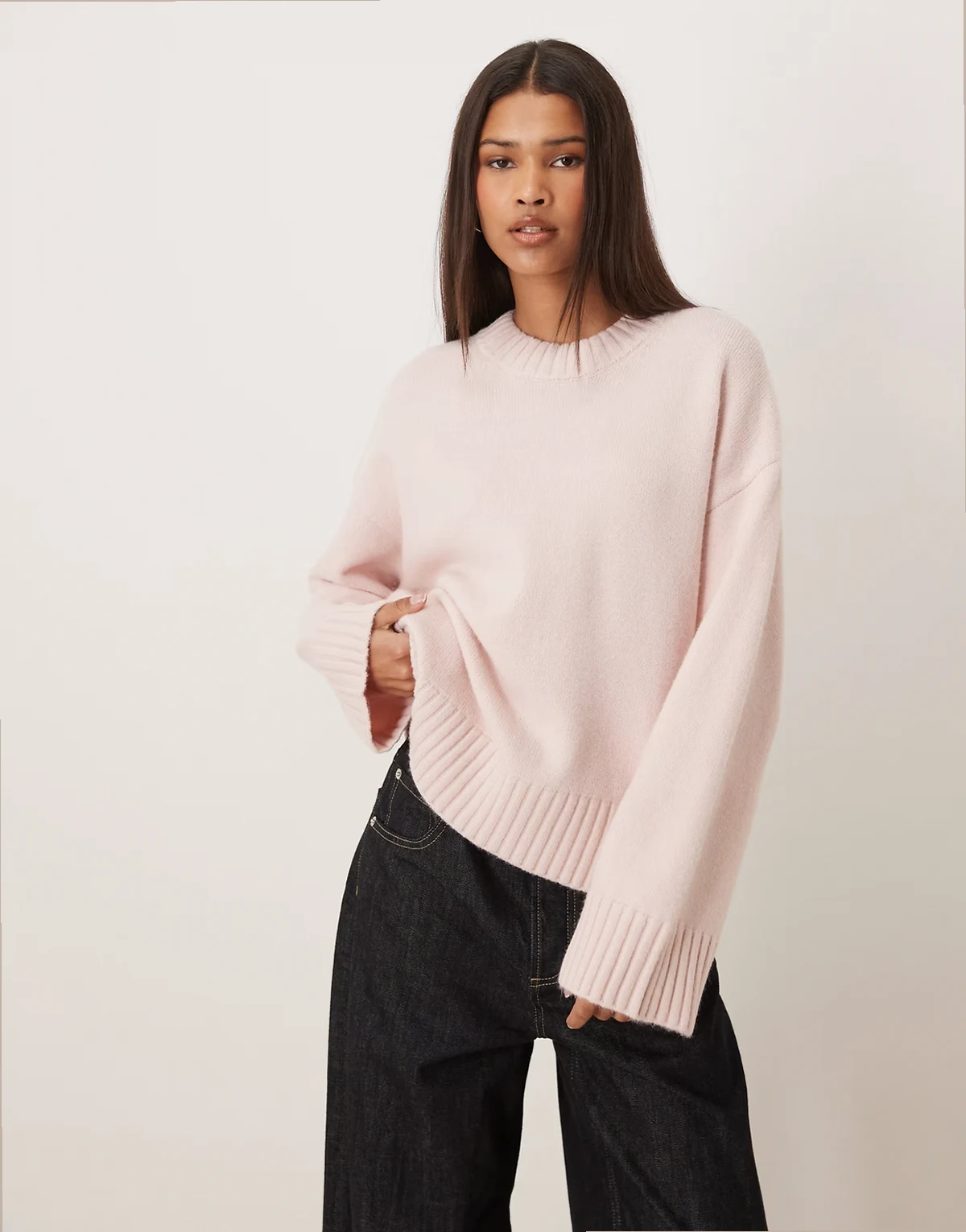 – Strickpullover in hellem Rosa mit Rundhalsausschnitt und weiten Ärmeln
