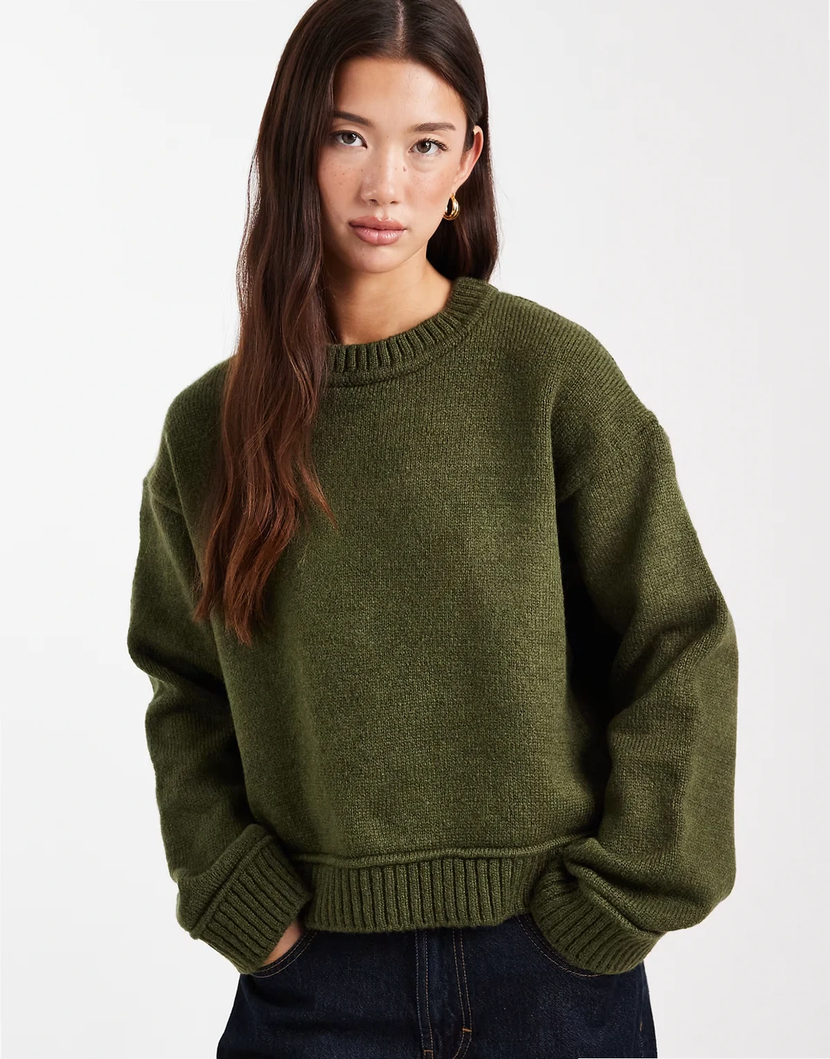 – Dzianinowy sweter w kolorze khaki z wykończeniem szerokimi prążkami